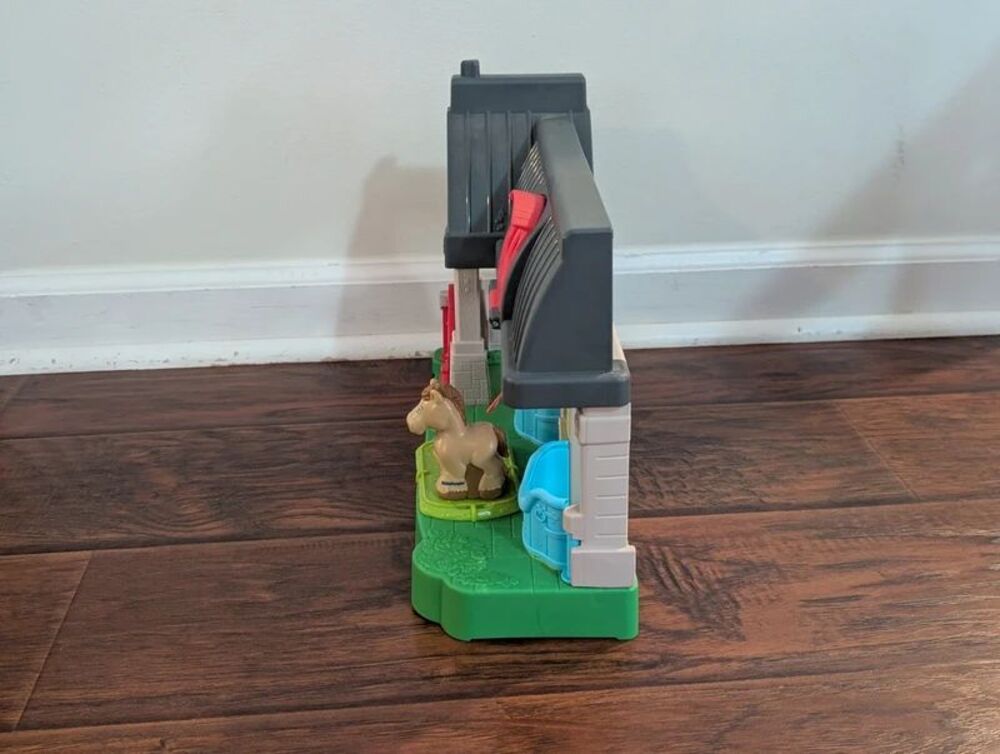 Fisher Price Little People Friendly Horses Stable Playset 3 Figures Accessories - Picture 2 of 6